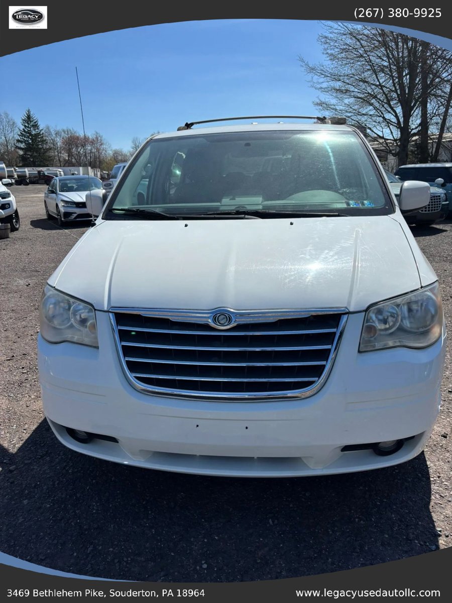 Used 2010 Chrysler Town & Country Touring FWD image 13