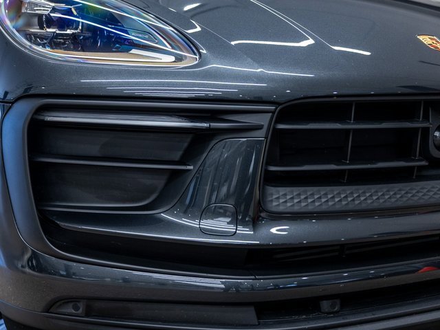 Certified 2025 Porsche Macan image 17
