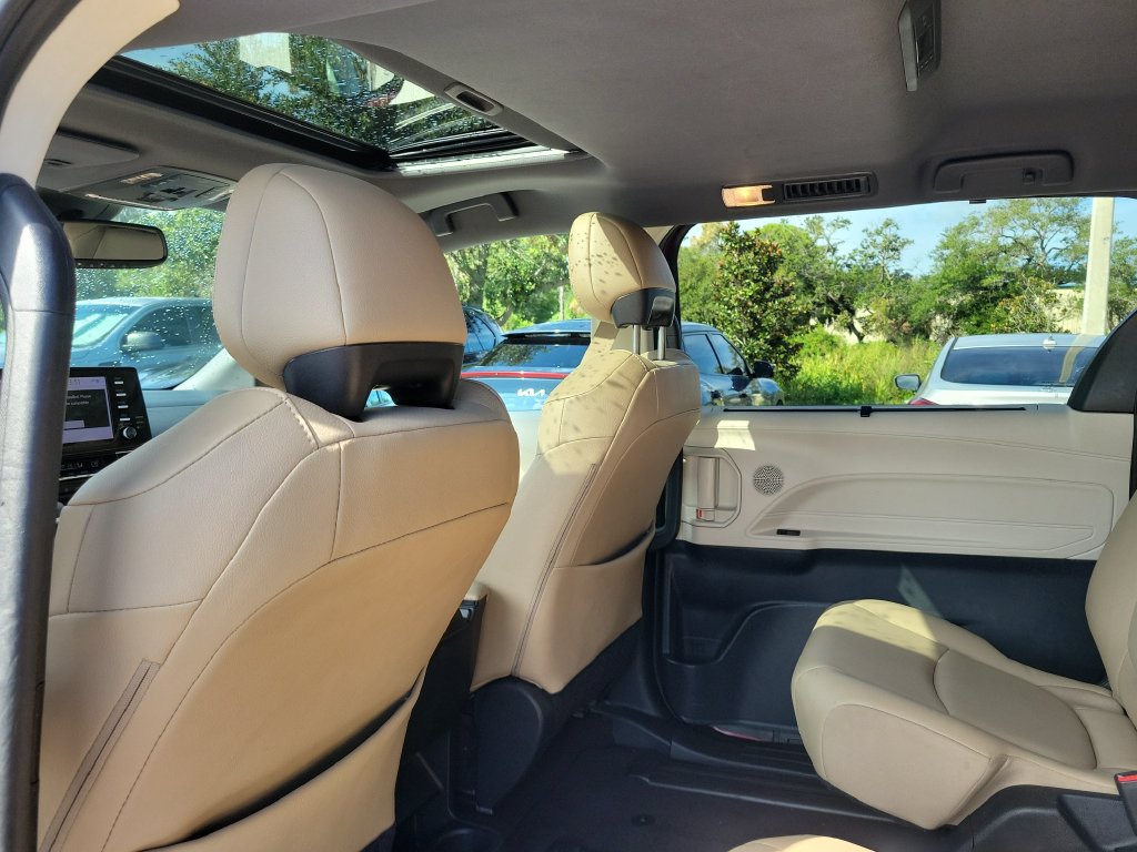 Certified 2021 Toyota Sienna XLE FWD image 24