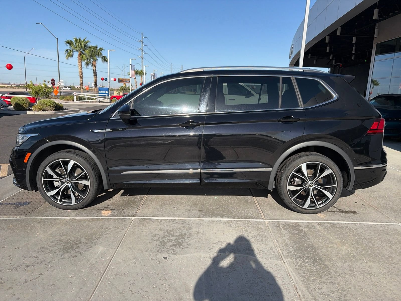 Used 2024 Volkswagen Tiguan SEL R-Line AWD/4WD image 2