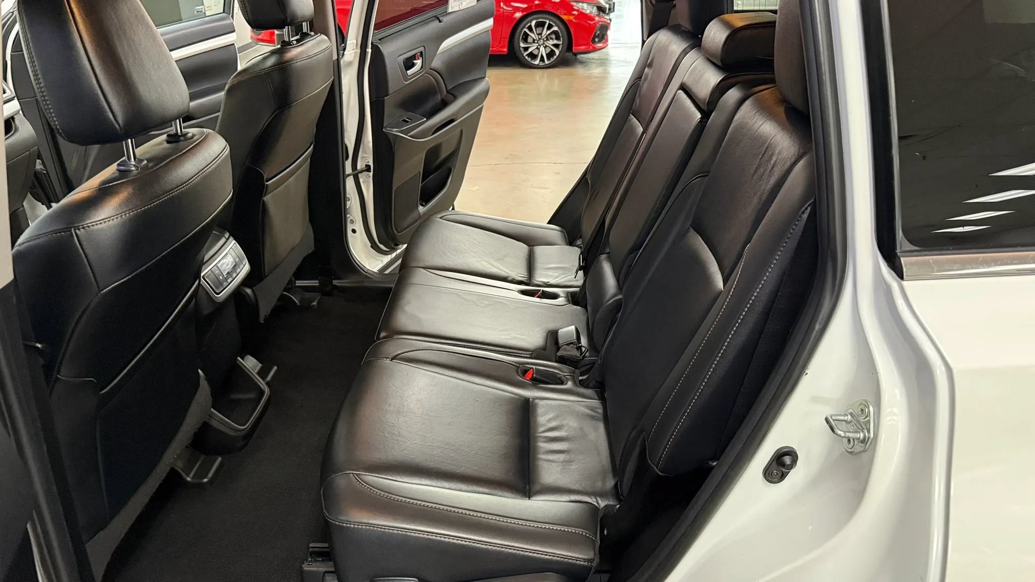 Used 2019 Toyota Highlander XLE AWD/4WD image 18