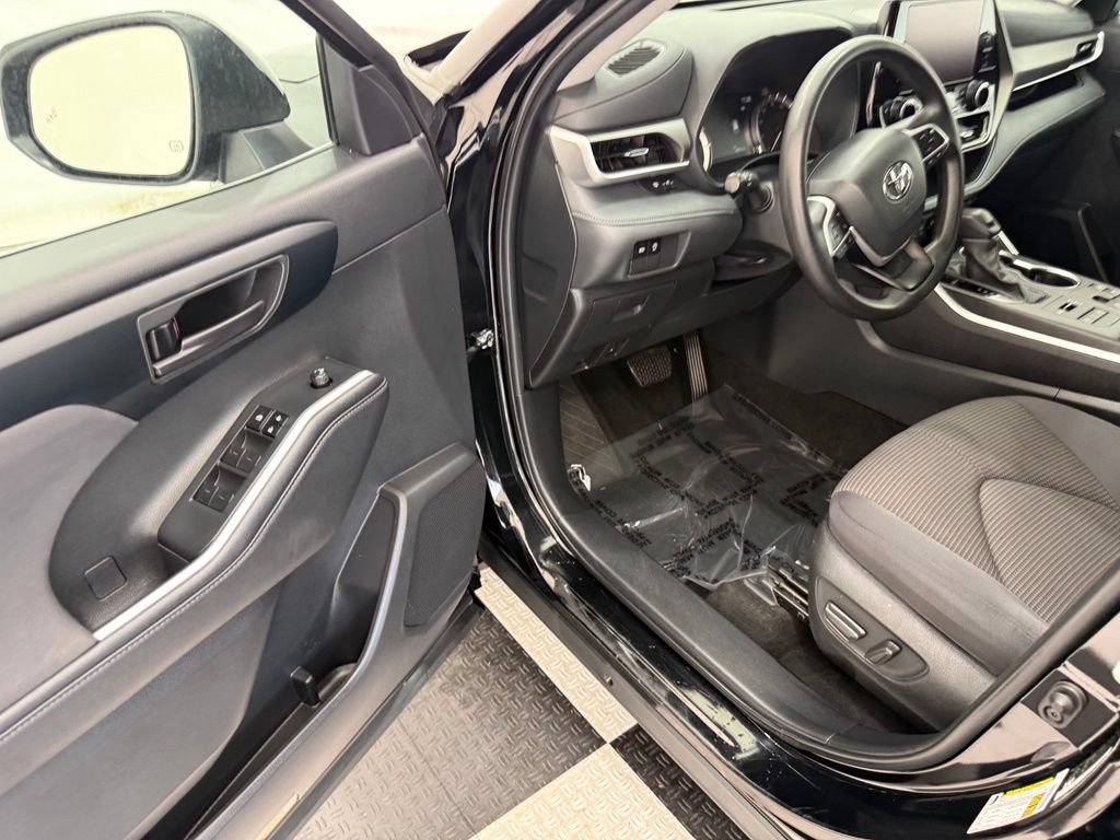 Used 2024 Toyota Highlander LE AWD/4WD image 35