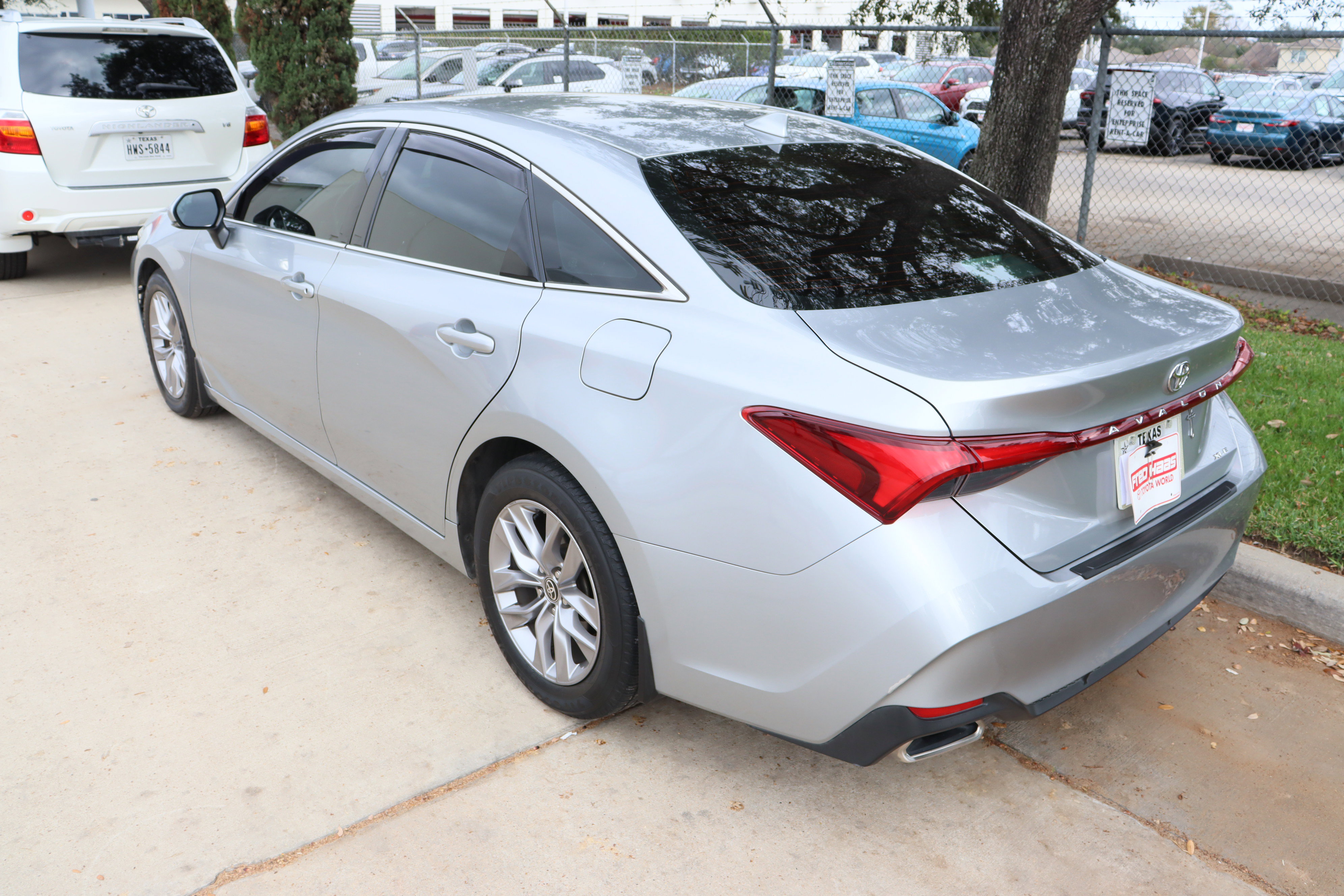 Used 2020 Toyota Avalon XLE w/ Carpet Mat Package image 5