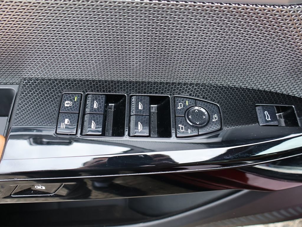 Used 2023 BMW 740i w/ Parking Assistance Package image 42