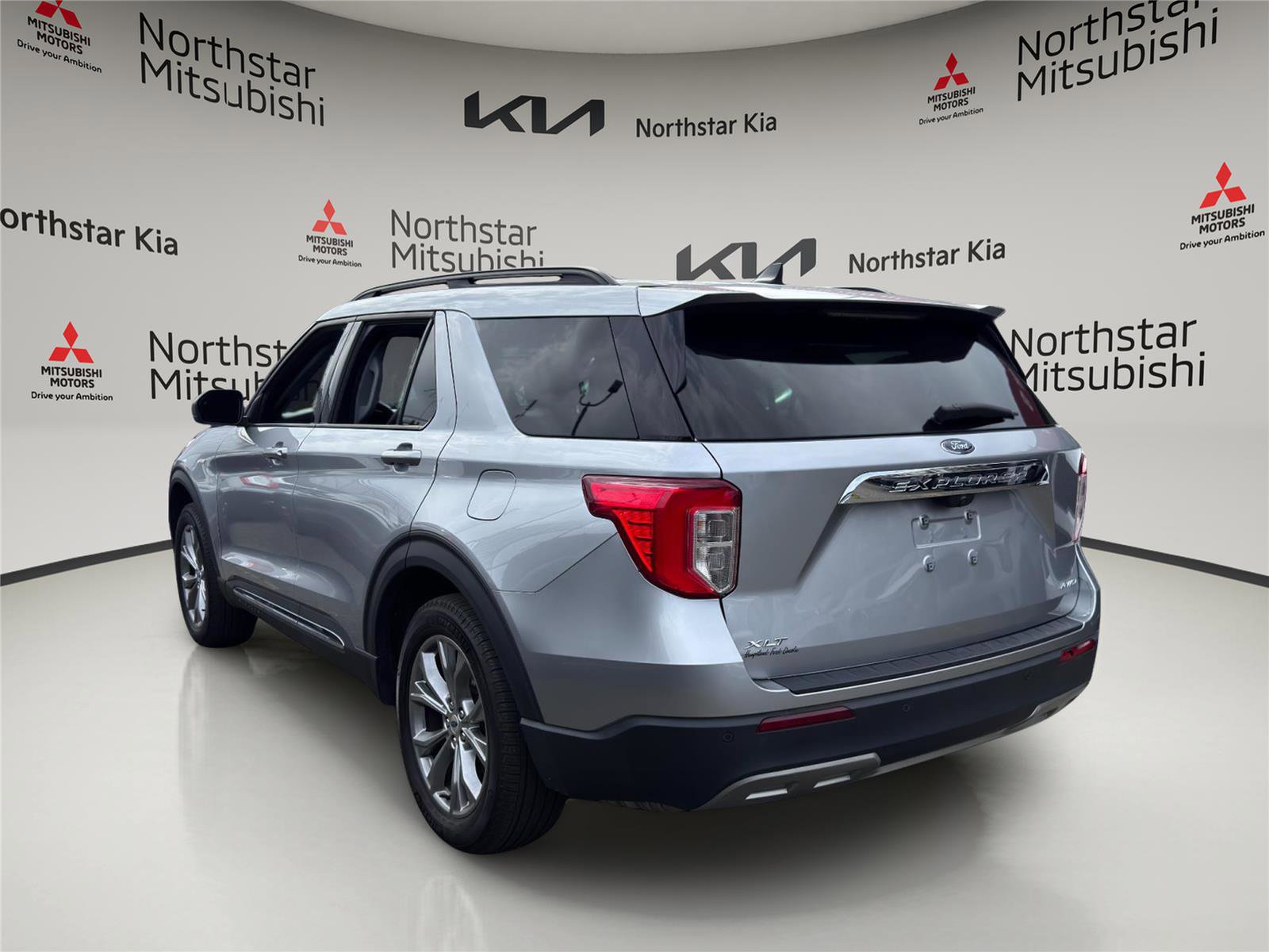 Used 2022 Ford Explorer XLT w/ Equipment Group 202A image 2