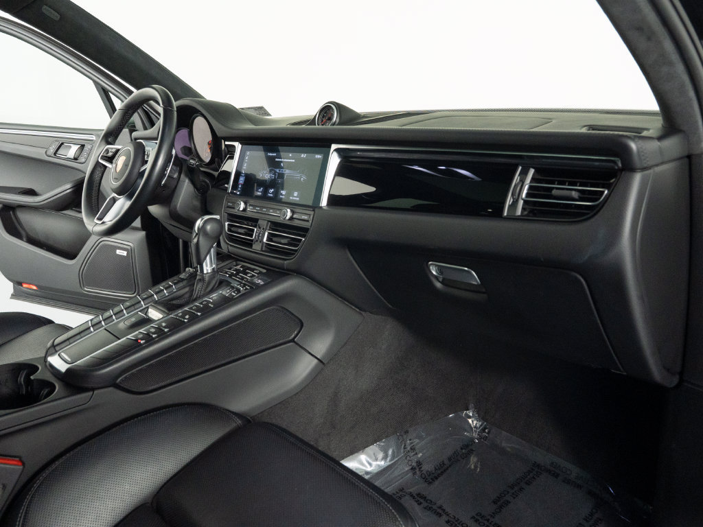 Certified 2021 Porsche Macan Turbo AWD/4WD image 38