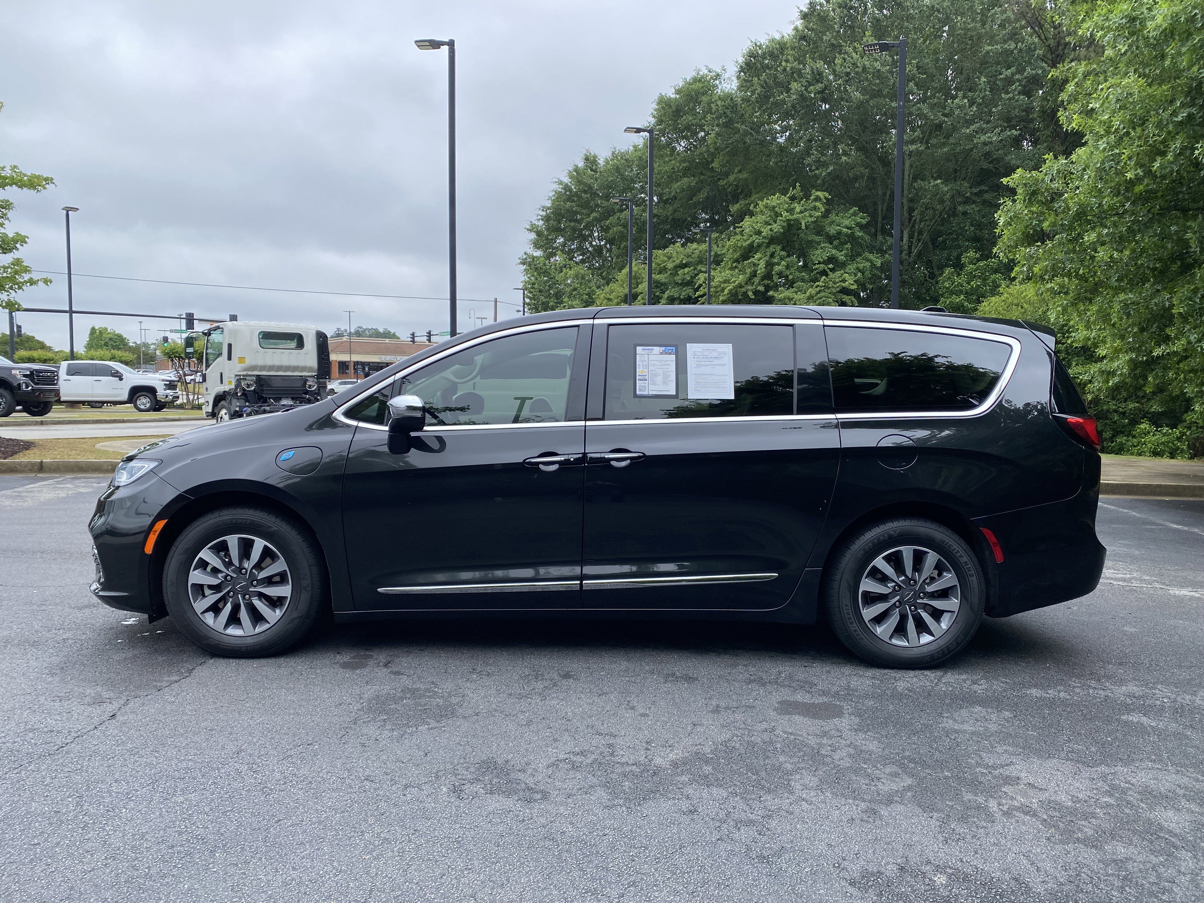 Used 2023 Chrysler Pacifica Limited FWD image 6