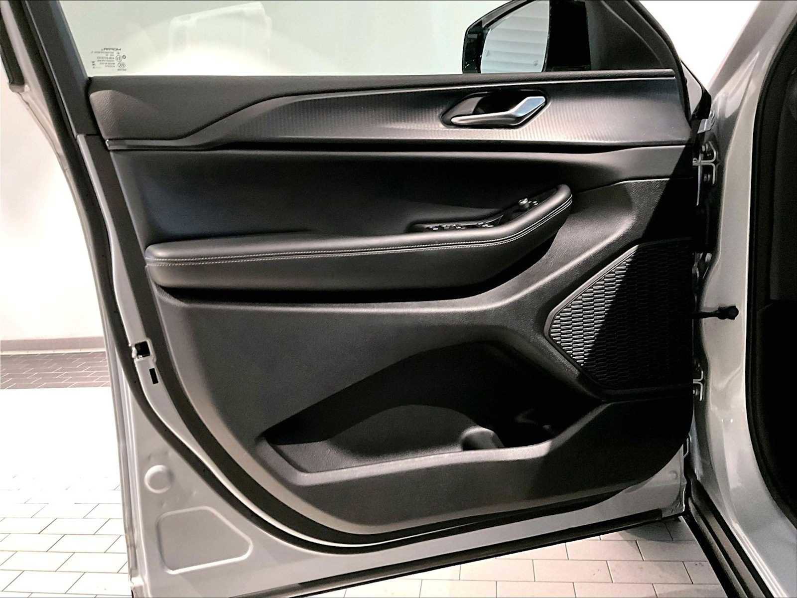 Used 2024 Jeep Grand Cherokee Altitude image 26