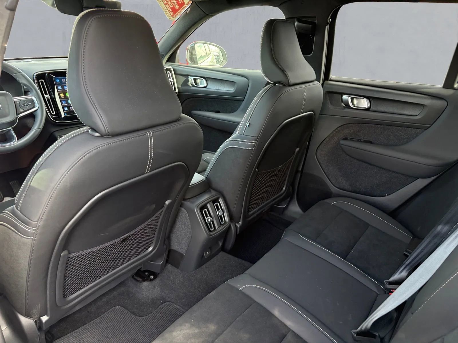 Used 2023 Volvo XC40 Recharge Plus image 15