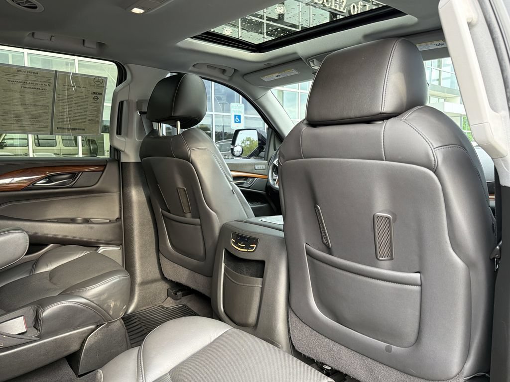 Used 2020 Cadillac Escalade Luxury AWD/4WD image 19
