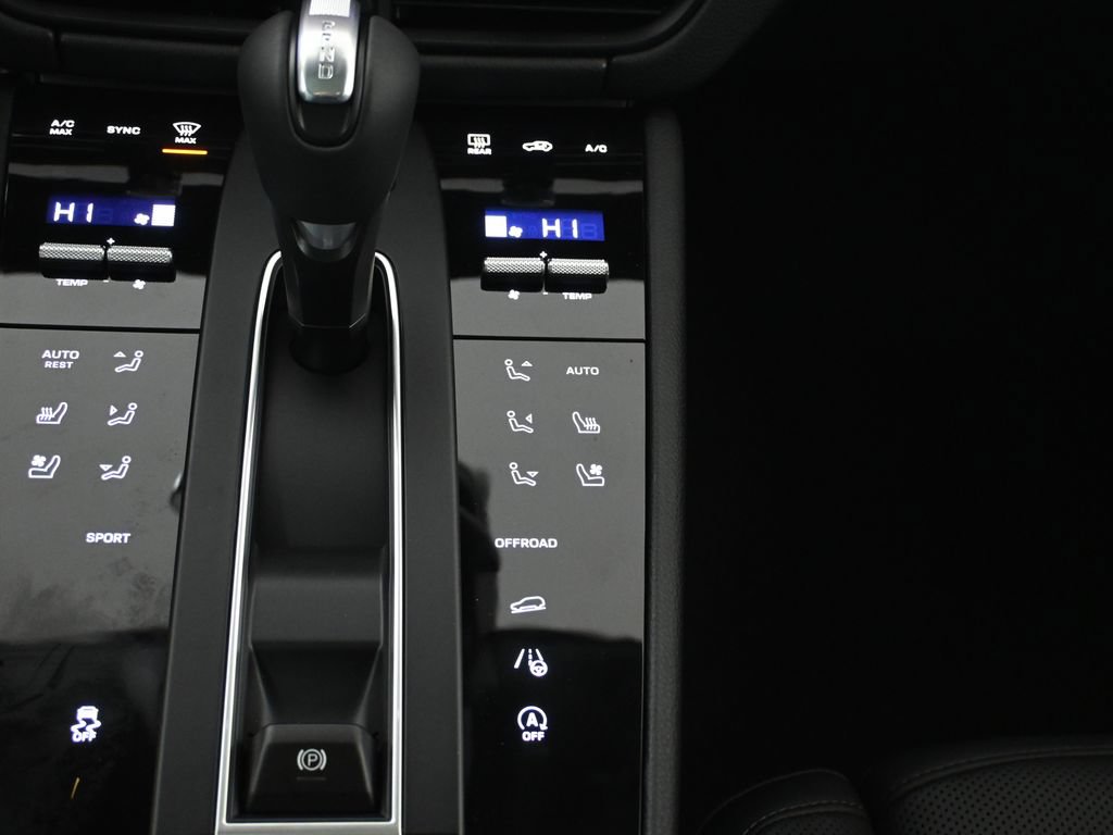 Used 2026 Porsche Macan AWD/4WD image 25