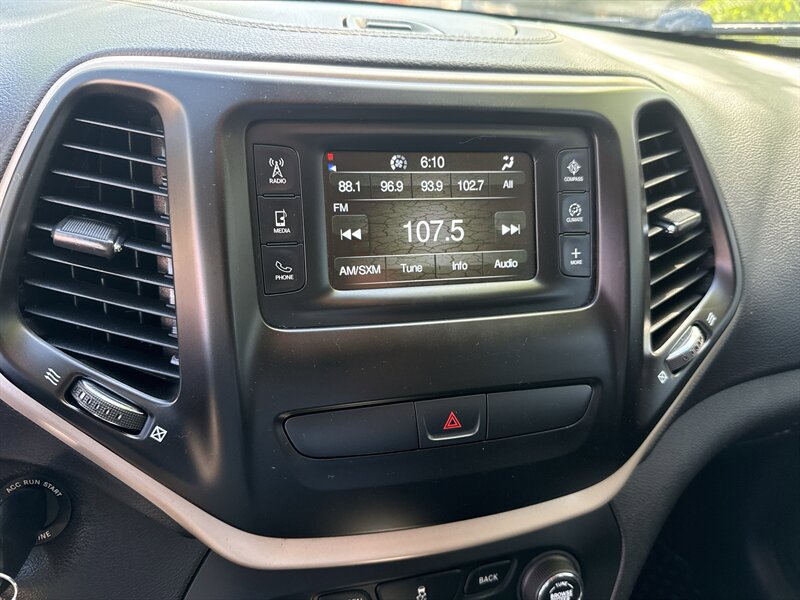 Used 2018 Jeep Cherokee Latitude w/ Cold Weather Group AWD/4WD image 34