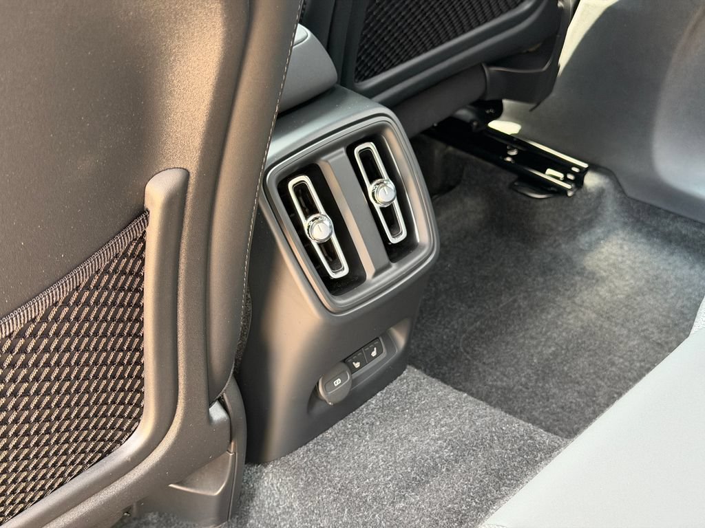 Certified 2024 Volvo XC40 Recharge Core RWD image 23