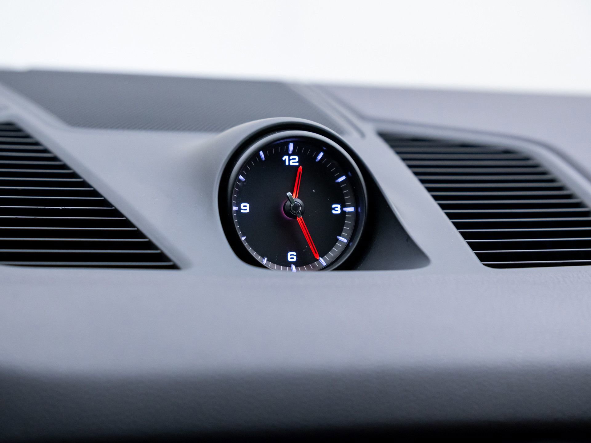 Certified 2023 Porsche Cayenne Platinum Edition image 24