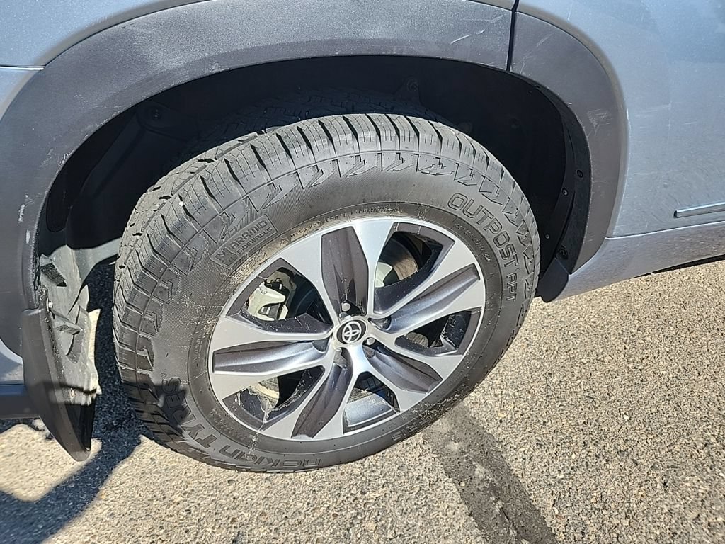 Used 2022 Toyota Highlander XLE AWD/4WD image 46