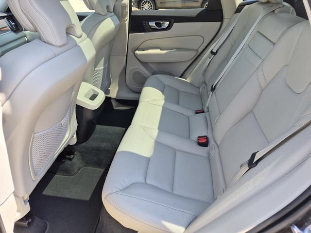 Used 2021 Volvo XC60 T5 Momentum w/ Premium Package FWD image 18