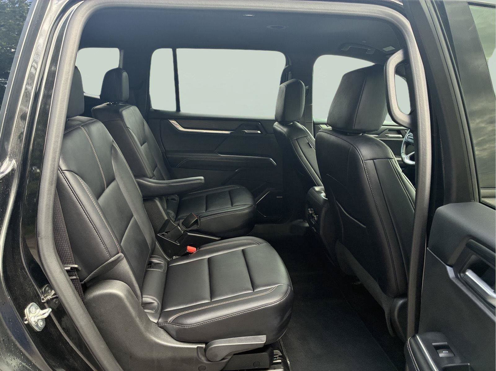 Used 2025 GMC Acadia Elevation w/ Elevation Premium Package AWD/4WD image 12