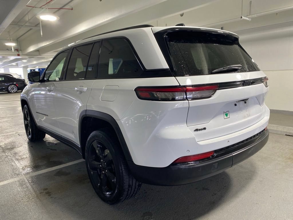 Used 2023 Jeep Grand Cherokee Altitude AWD/4WD image 4
