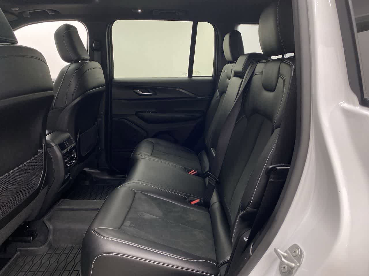 Used 2025 Jeep Grand Cherokee Altitude AWD/4WD image 17