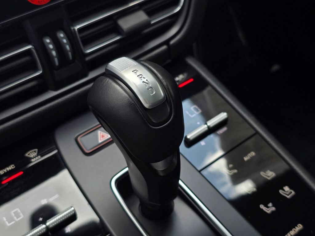 Used 2023 Porsche Macan AWD/4WD image 28