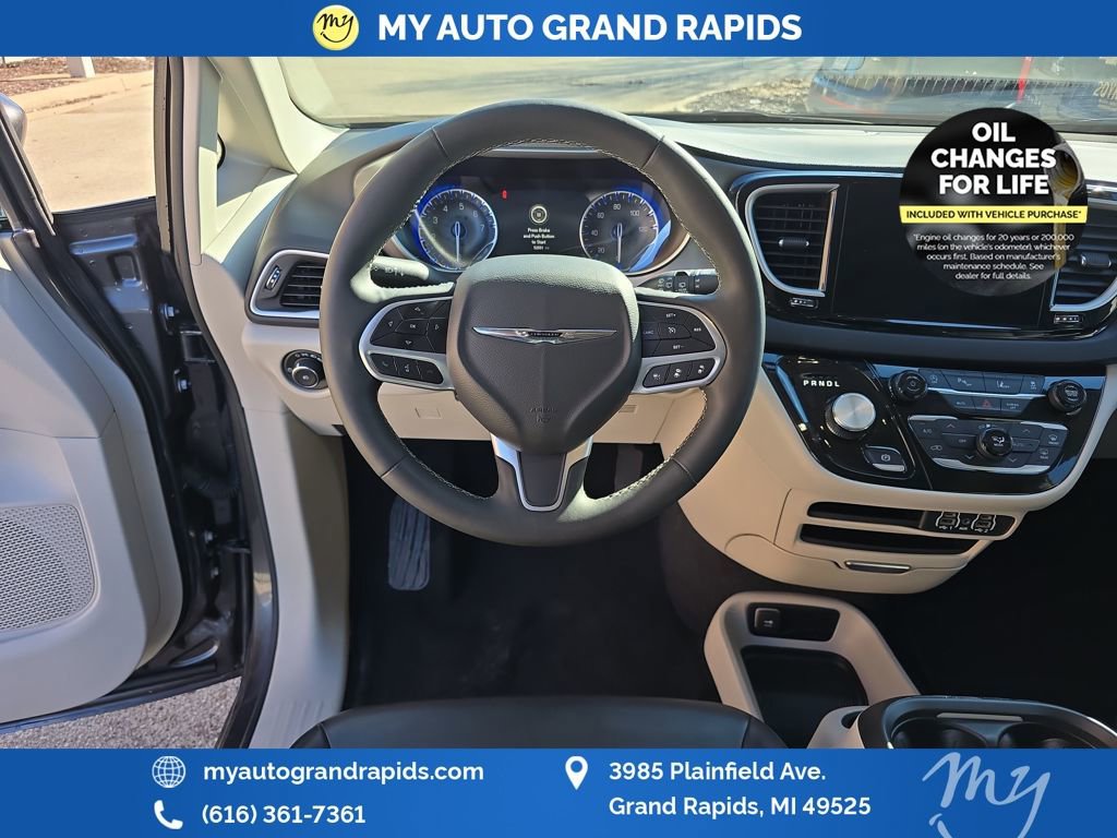 Used 2023 Chrysler Pacifica Touring-L image 13