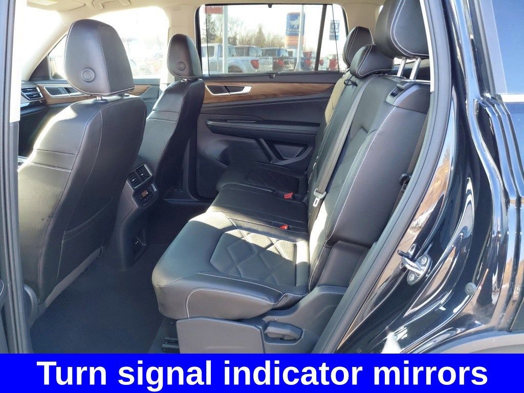 Used 2025 Volkswagen Atlas SE image 32