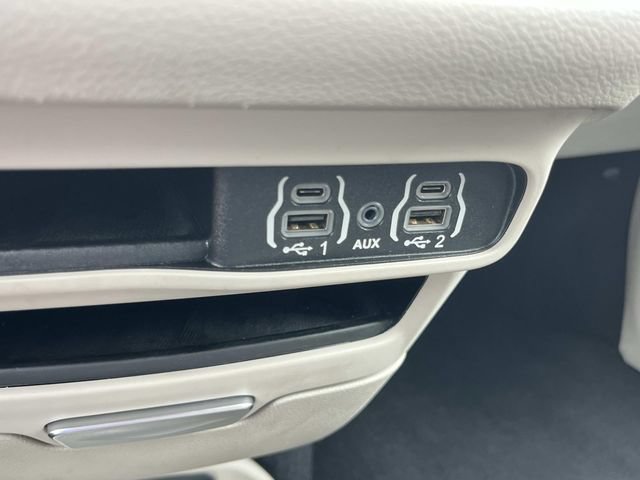Used 2023 Chrysler Pacifica Touring-L FWD image 37