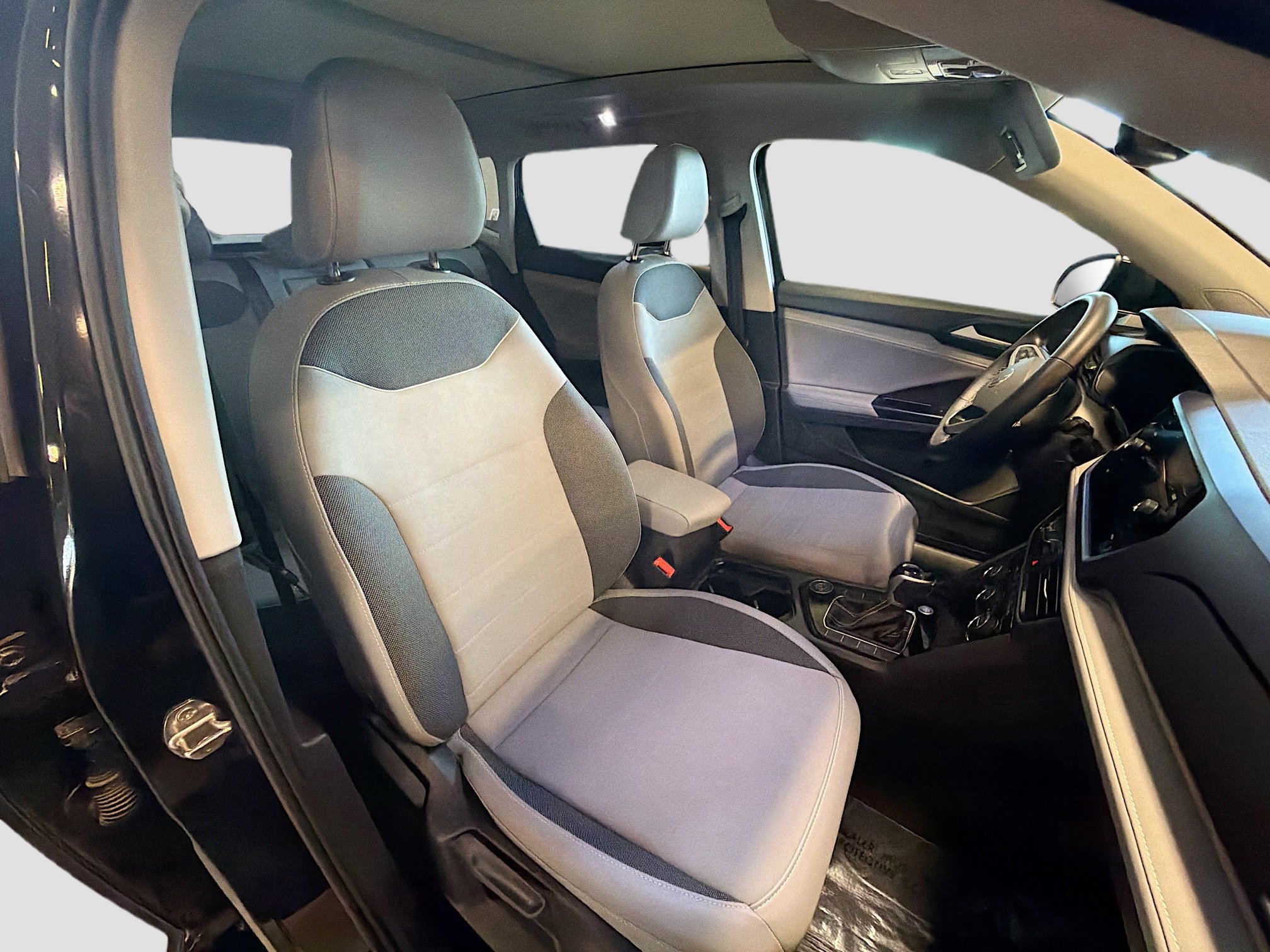 Used 2024 Volkswagen Taos SE image 32