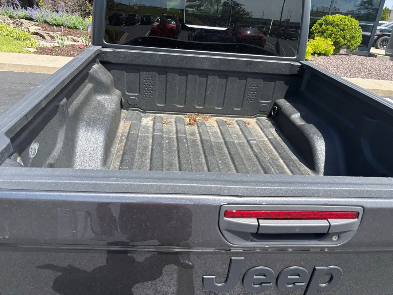 Used 2023 Jeep Gladiator Sport AWD/4WD image 6