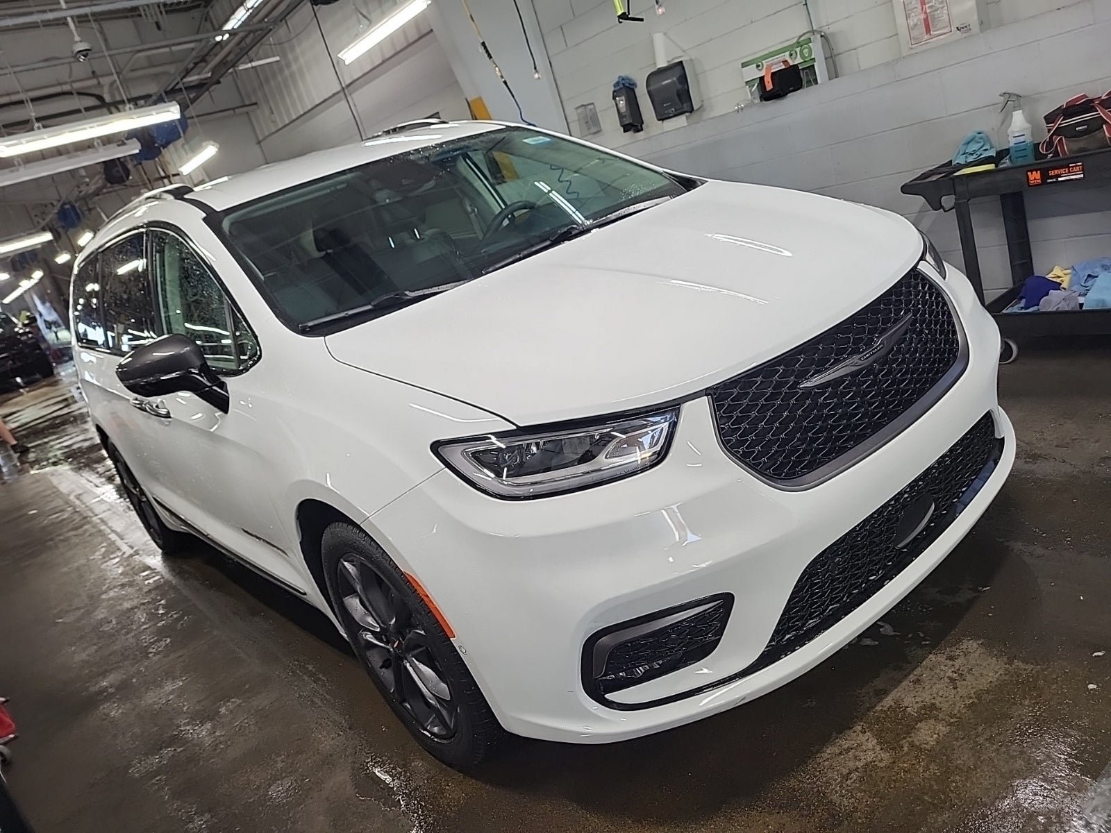 Used 2024 Chrysler Pacifica Touring-L w/ Uconnect Theater Family Group FWD image 2