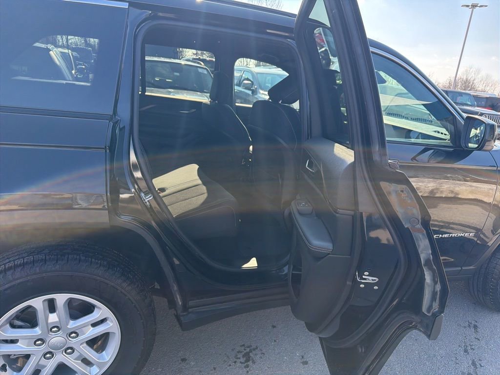 Used 2025 Jeep Grand Cherokee Laredo image 11