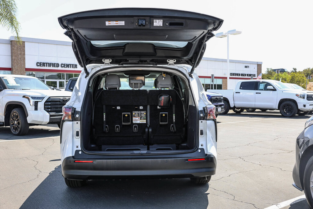 Used 2024 Toyota Sienna XLE w/ XLE Plus Package AWD/4WD image 31