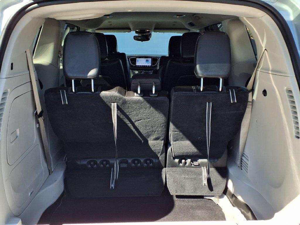 Used 2024 Chrysler Pacifica Limited FWD image 7