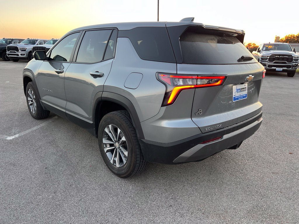 Used 2026 Chevrolet Equinox LT w/ Convenience Package II FWD image 3