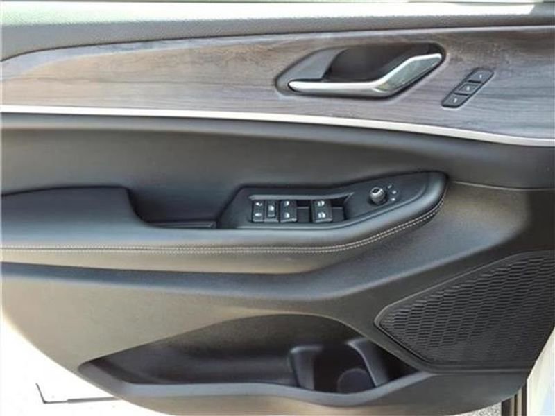 Used 2024 Jeep Grand Cherokee L Limited w/ Luxury Tech Group II image 50