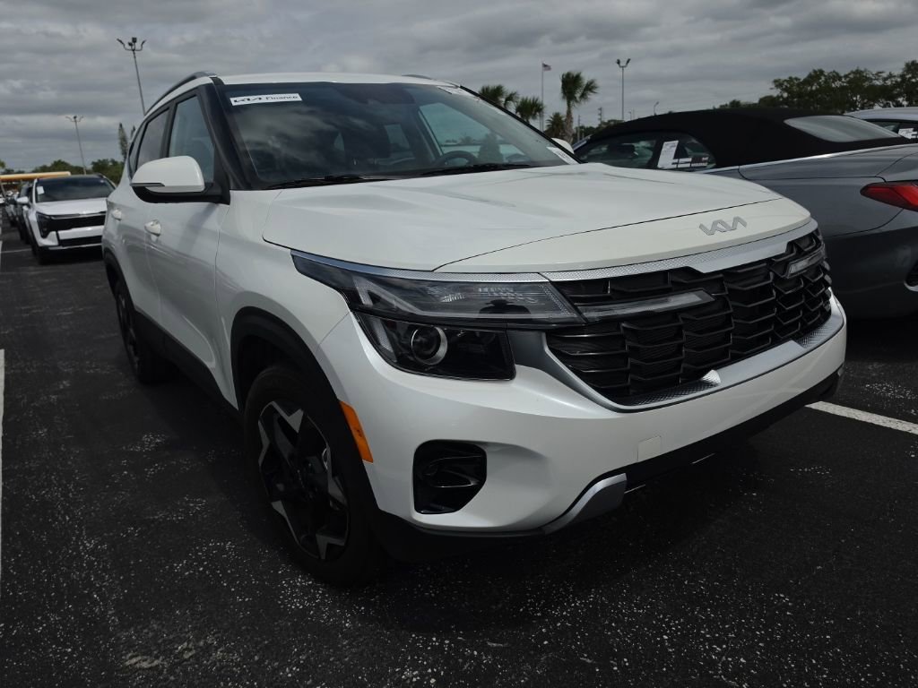 Certified 2025 Kia Seltos EX FWD image 3