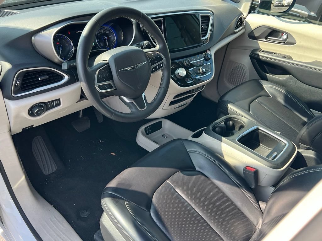 Used 2023 Chrysler Pacifica Touring-L FWD image 16