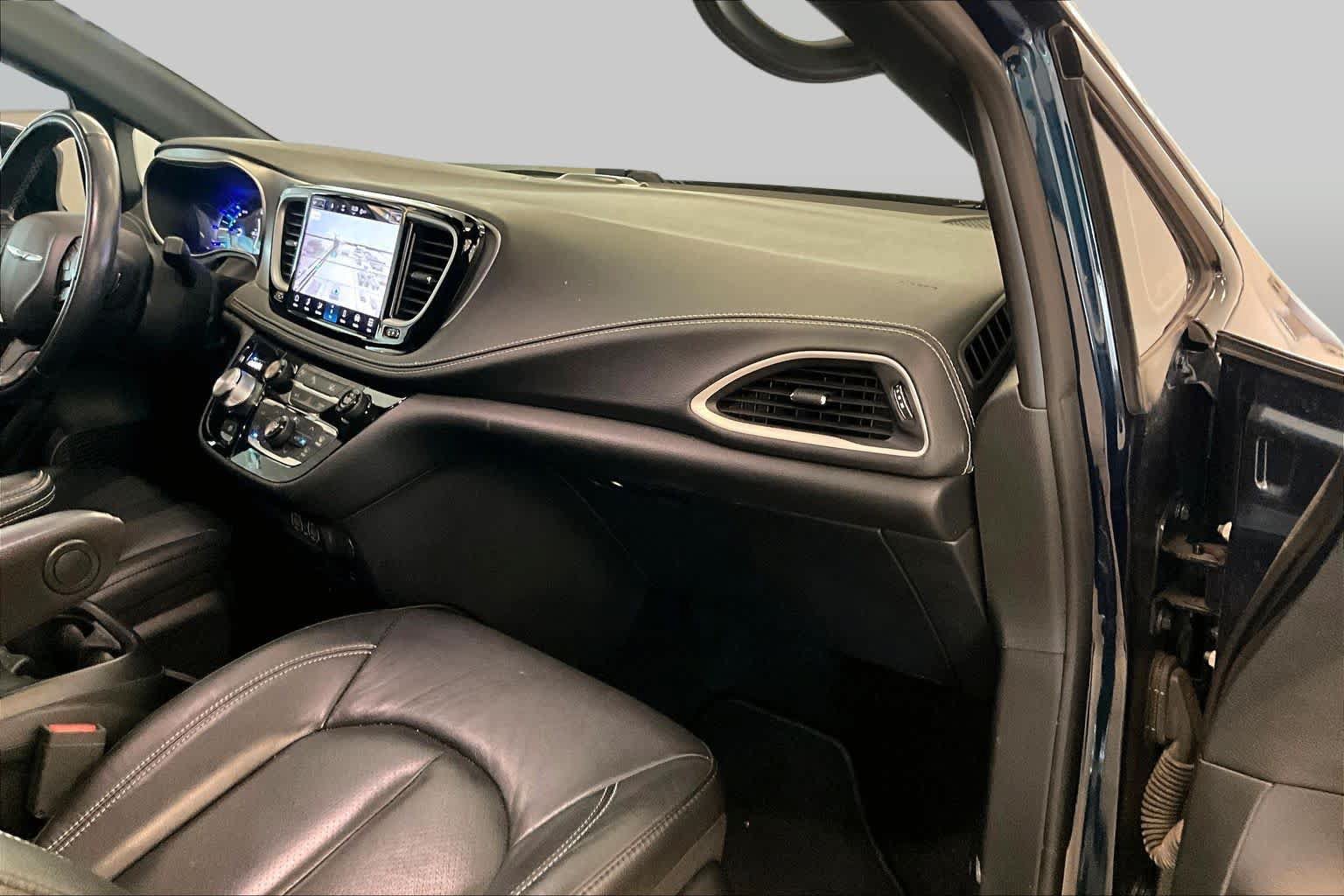 Used 2022 Chrysler Pacifica Touring-L w/ Uconnect Theater Family Group FWD image 17