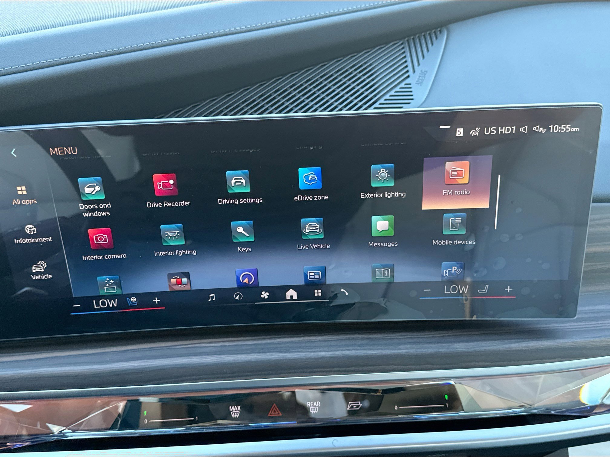 New 2026 BMW 750e xDrive image 29