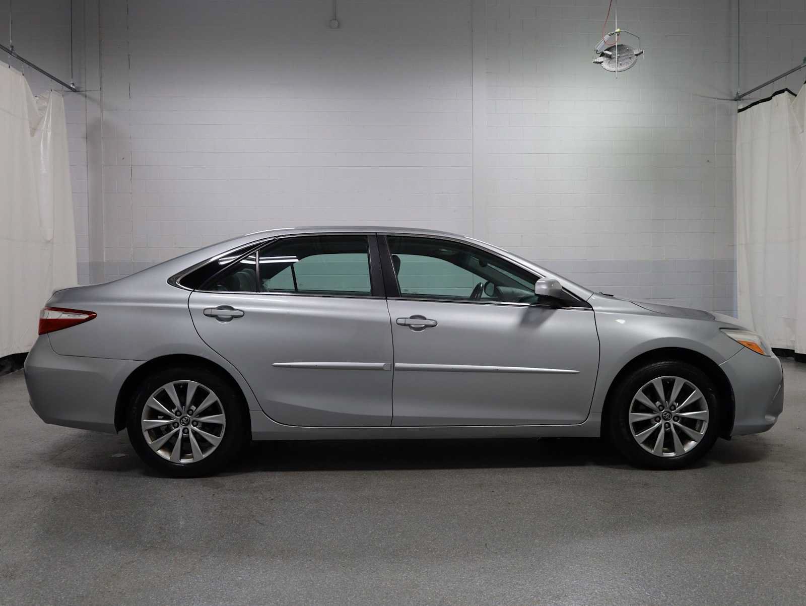 Used 2017 Toyota Camry XLE w/ Moonroof Package FWD image 10