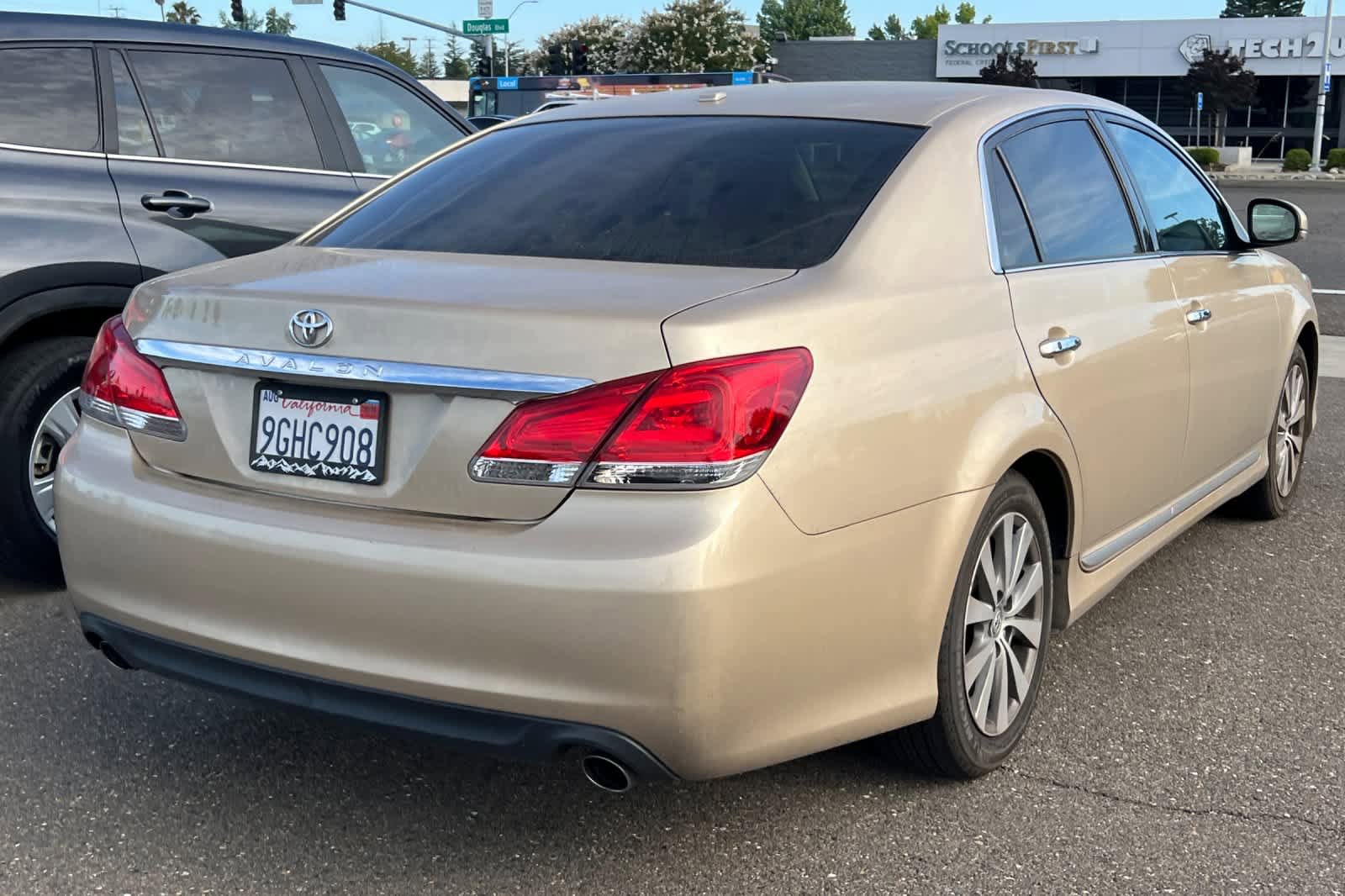 Used 2011 Toyota Avalon Limited FWD image 4