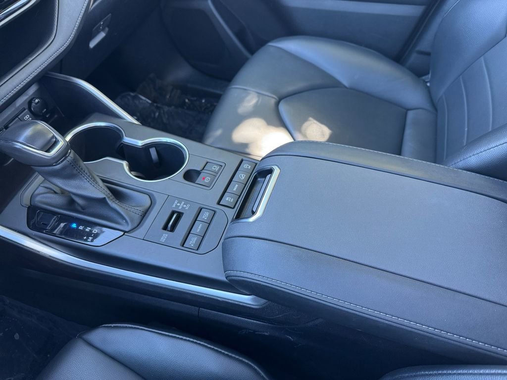 Used 2021 Toyota Highlander XLE AWD/4WD image 26