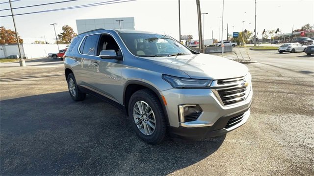 Used 2023 Chevrolet Traverse LT image 2