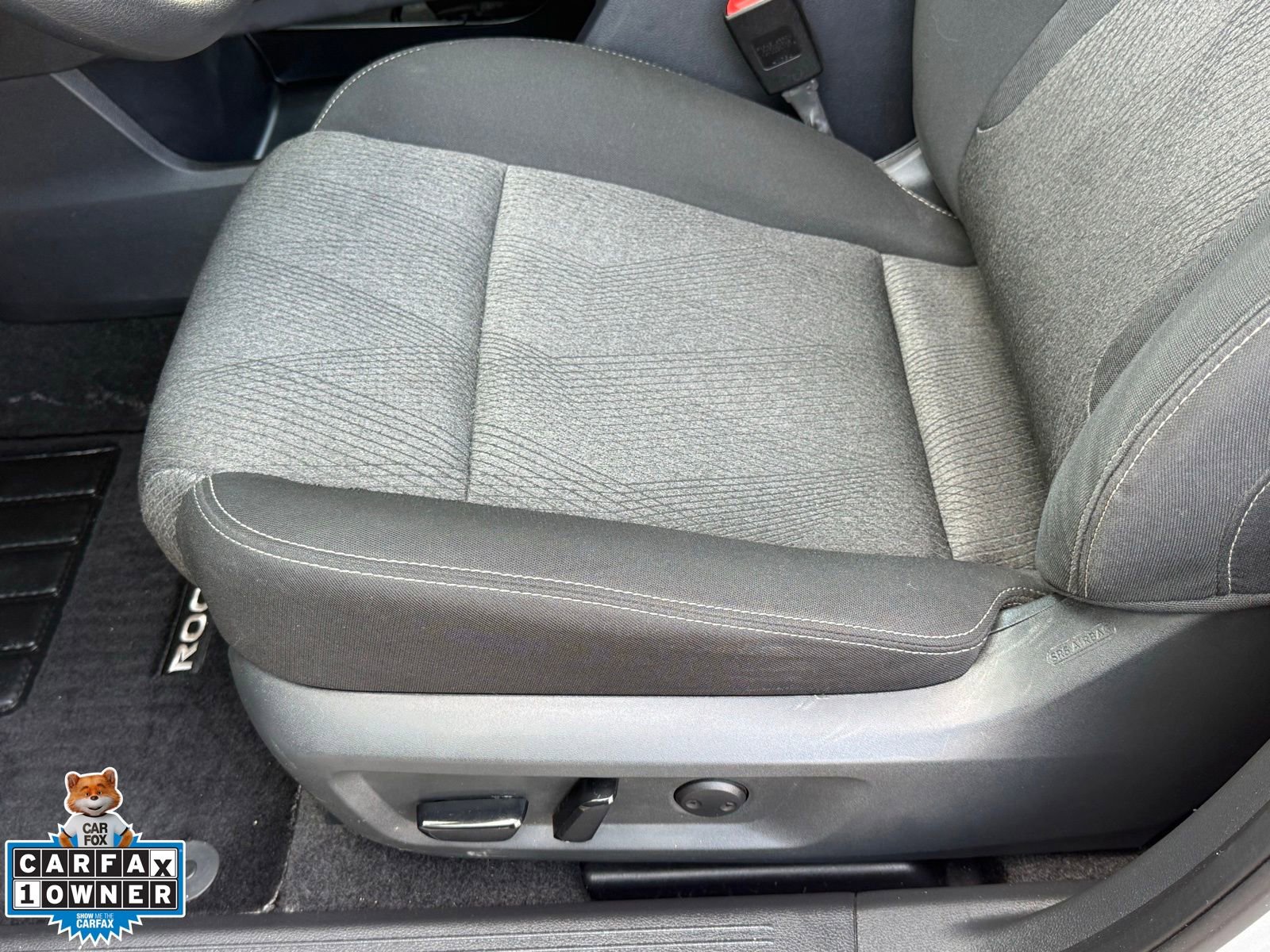 Used 2024 Nissan Rogue SV image 2