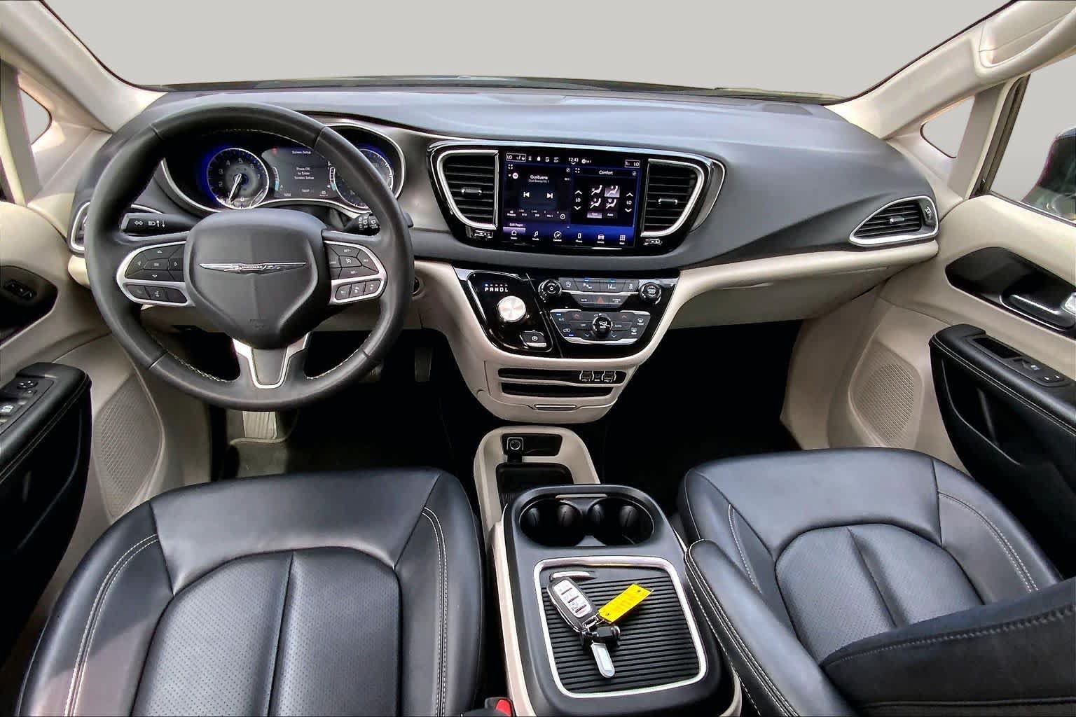 Used 2024 Chrysler Pacifica Touring-L FWD image 16