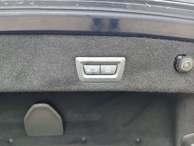 Used 2017 BMW 740i image 10