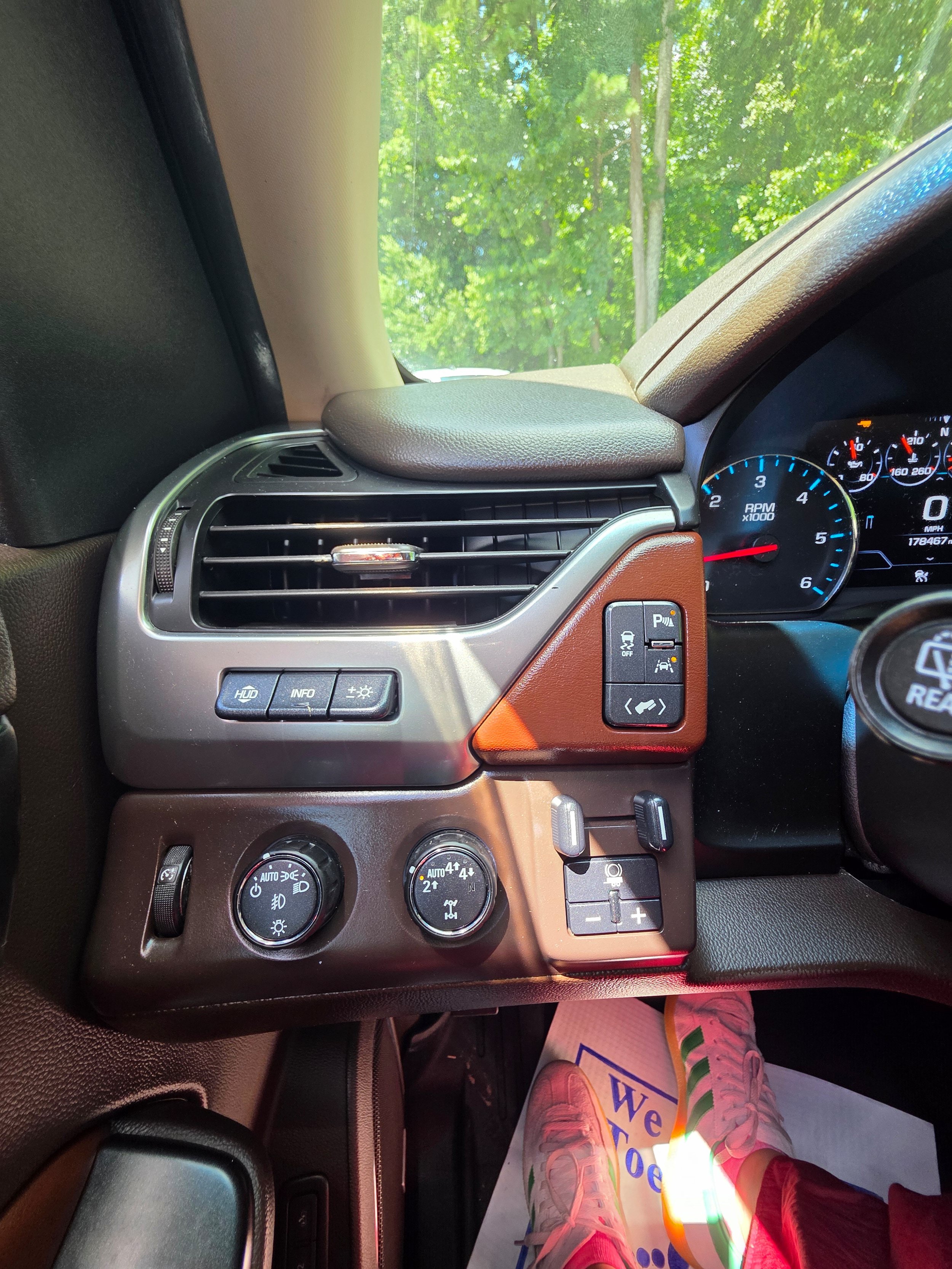 Used 2018 Chevrolet Suburban Premier AWD/4WD image 21