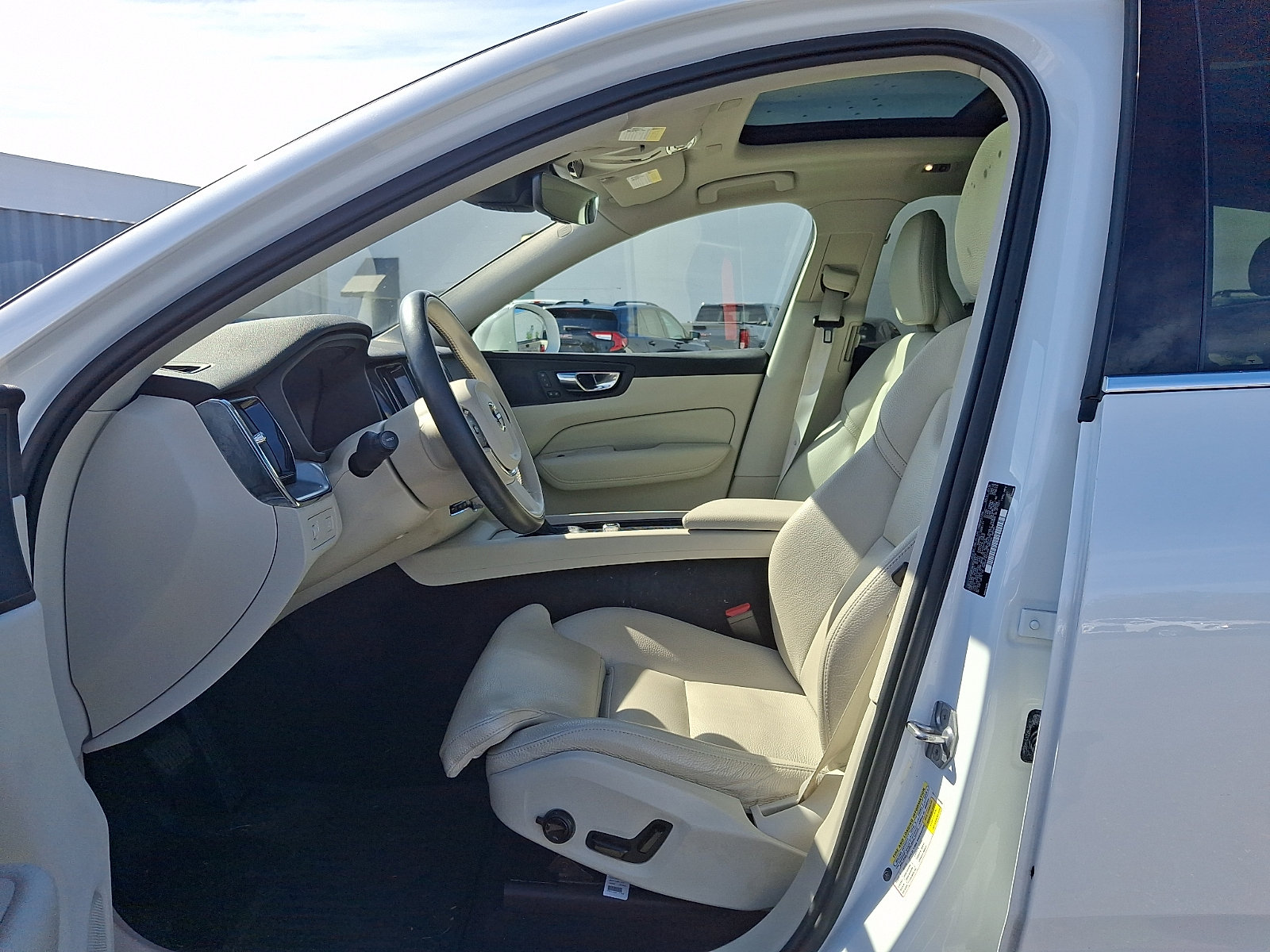Used 2019 Volvo XC60 T5 Momentum w/ Premium Package AWD/4WD image 13