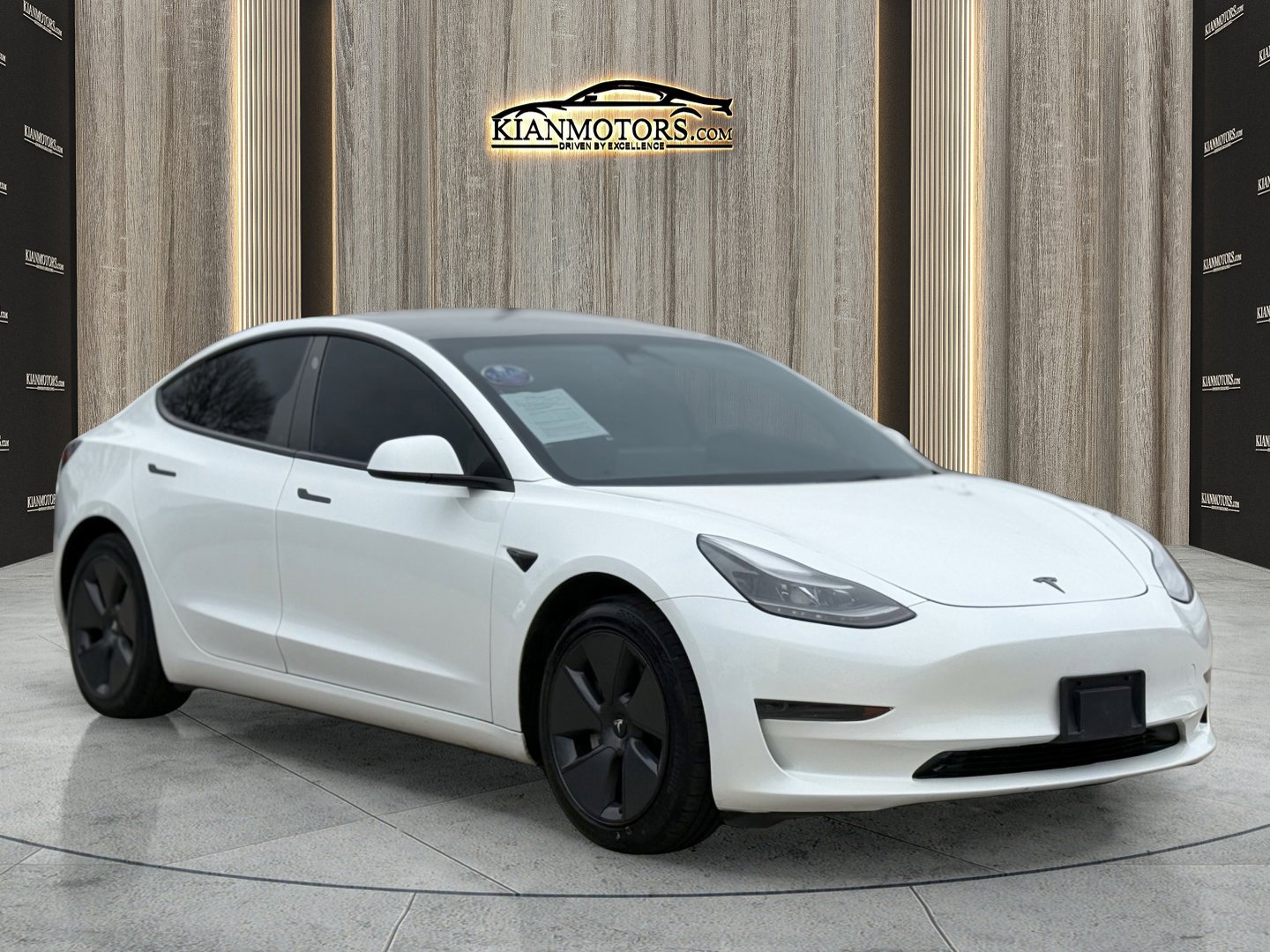 Used 2023 Tesla Model 3 Standard Range image 1