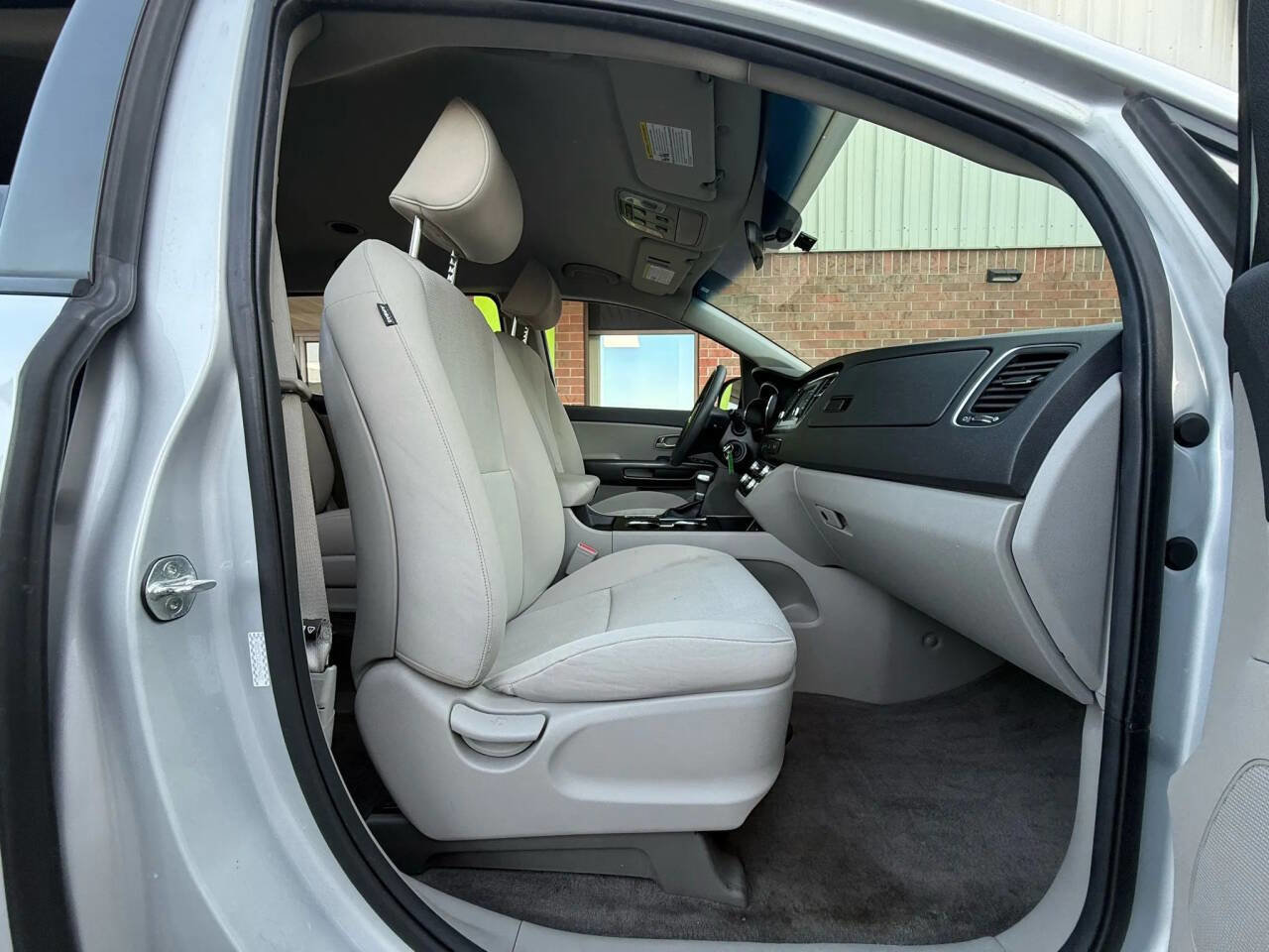 Used 2020 Kia Sedona LX FWD image 15